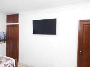 Uma televisão e/ou sistema de entretenimento em Hotel Steven
