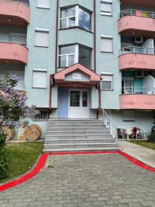 um edifício com uma escada que leva à porta da frente em Front Beach Exclusive Apartments em Struga