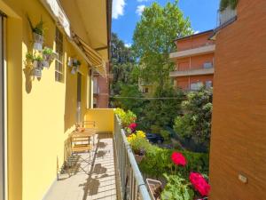 einen Balkon eines Gebäudes mit Blumen und Pflanzen in der Unterkunft BeHappyS Deluxe Apartment-Charming Balcony in Bologna