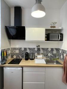 Nhà bếp/bếp nhỏ tại Chez Jean-Yves et Zoé - LE CARPE DIEM - Centre-ville - WIFI fibre - Proche parkings