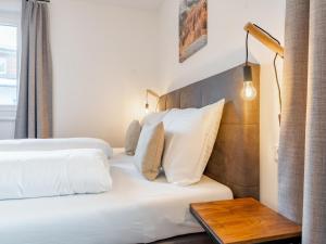 ein Hotelzimmer mit 2 Betten und einem Tisch in der Unterkunft Falken Suites TOP 3 in Kaprun