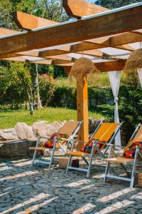 un grupo de sillas sentadas bajo un paraguas en A Quinta Lanhelas River View, en Caminha
