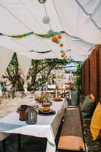 una mesa con comida debajo de una tienda en A Quinta Lanhelas River View, en Caminha