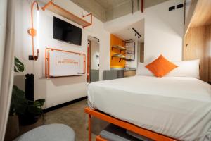 Postel nebo postele na pokoji v ubytování Indie Universe Creative Hotel