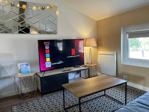 sala de estar con TV de pantalla plana sobre una mesa en LE SAINT ANDRÉ - Centre-ville - WIFI - Netflix - Disney, en Niort
