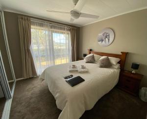 una camera da letto con un letto con un libro sopra di Town View Homestay a Whangarei