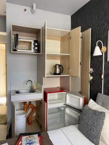 a small kitchen with a sink and a microwave at Affordable Staycation Studio Rooms Edsa Shaw MRT Greenfield Near Ortigas and Pasig F Residences and Urban deca Shaw in Manila