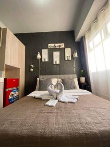 Una cama o camas en una habitación de Affordable Staycation Studio Rooms Edsa Shaw MRT Greenfield Near Ortigas and Pasig F Residences and Urban deca Shaw