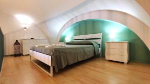 1 dormitorio con cama y techo abovedado en The Wooden Loft - Bari Centro, en Bari