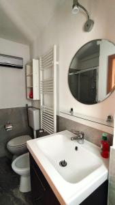 y baño con lavabo, aseo y espejo. en The Wooden Loft - Bari Centro, en Bari