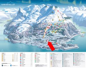 um mapa da notável área de esqui com uma seta vermelha em Sentralt og hjemmekoselig em Narvik