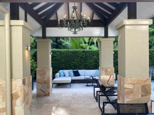 Posezení v ubytování AQUA Beachfront Villa Port Douglas