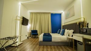 Una cama o camas en una habitación de Syl's Kozi Place