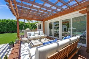 Taman di luar Casa Azure