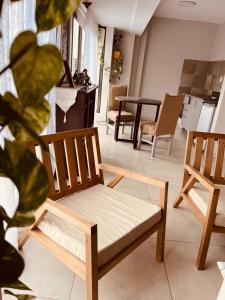 ein Wohnzimmer mit 2 Holzstühlen und einem Tisch in der Unterkunft Alojamiento Céntrico in Posadas
