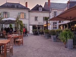 a street with tables and chairs and buildings at Gîte historique au bord de l'eau, Angers, 2 ch., tout confort, proche commodités et loisirs - FR-1-622-15 in Bouchemaine