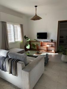 un salon avec un canapé et une télévision dans l'établissement Casa Raíz, à Santa Rosa de Calamuchita 14 autres photos