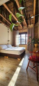 een slaapkamer met een bed en een houten plafond bij QUINTA SEIS TRES in Bogota