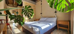 een slaapkamer met een bed met een plant erin bij QUINTA SEIS TRES in Bogota