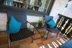 two chairs and a table on a balcony at Zentral - Gemütlich - Küche - Balkon - Garage in Bad Lippspringe