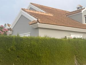 a white house with a red roof at Chalet Californiano con Piscina in Morón de la Frontera
