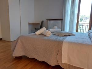 sypialnia z łóżkiem z 2 poduszkami w obiekcie Le Betulle Affittacamere w mieście Sona