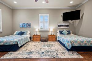 Postel nebo postele na pokoji v ubytování Luxury Waterfront Home Family and Pet Friendly Near Surfside Beach 11 Mins