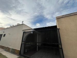 een gebouw met een poort voor een garage bij Departamento en el corazón de Los Corralitos in Guaymallen