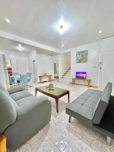 un soggiorno con divano e tavolo di White House Villa a Dumaguete
