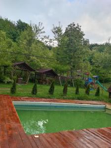 ein leerer Pool in einem Park mit Spielplatz in der Unterkunft La Mylii in Berevoeşti