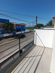 uma vista do telhado de um edifício com uma linha de comboio em Residencial Mar Azul-suíte 12 em Pontal do Paraná