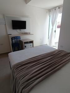 um quarto com uma cama com um cobertor em Residencial Mar Azul-suíte 12 em Pontal do Paraná
