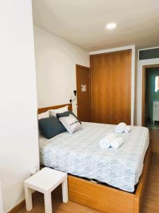 sypialnia z łóżkiem z ręcznikami w obiekcie Get Cozy w Porto