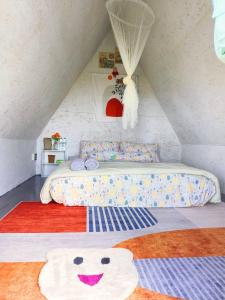 um quarto com uma cama grande num sótão em SZ Samui Glamping em Ban Sa Ket