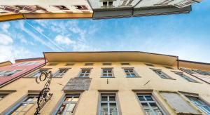 un grand bâtiment avec des fenêtres sur son côté dans l'établissement Park Residence Apartments, à Bolzano