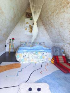 um quarto com uma cama num sótão em SZ Samui Glamping em Ban Sa Ket