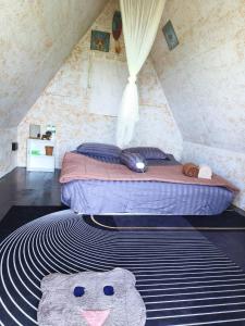 um quarto com uma cama num quarto em SZ Samui Glamping em Ban Sa Ket