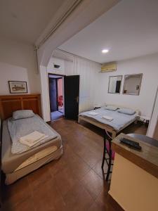 سرير أو أسرّة في غرفة في MAGENTA Apartments