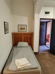 MAGENTA Apartments في بلغراد: سرير جالس في غرفة