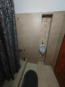 baño con urinario y aseo en MAGENTA Apartments en Belgrado