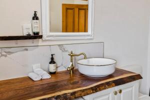 Un baño con un lavabo y un espejo. en Karkalla Terrace - Explore Hobart's Historic Heart, en Sandy Bay