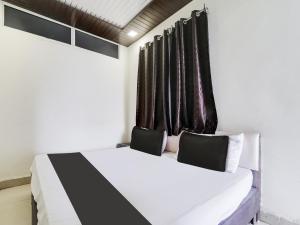 A bed or beds in a room at OYO Hotel Anika