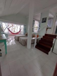 - une grande chambre avec un lit et un escalier dans l'établissement Barracuda Eco Resort Búzios, à Búzios