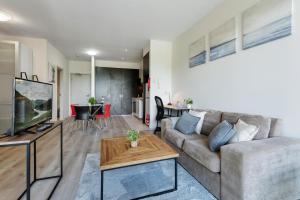 een woonkamer met een bank en een tv bij Convenient Kensington living Great Location in Melbourne