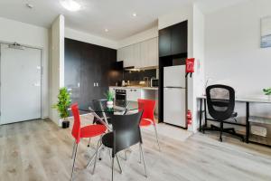 een keuken en eetkamer met een tafel en stoelen bij Convenient Kensington living Great Location in Melbourne