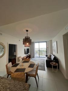 ein Wohnzimmer mit einem Tisch und einem Sofa in der Unterkunft APARTMENT FOR RENT 2 BED 2 BATH 1 Parking DOWNTOWN DORAL in Miami