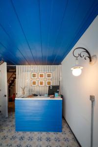 oficina con techo azul y escritorio con ordenador en Casas do Pátio Pousada & Bar en Paraty