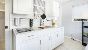 Kuchyň nebo kuchyňský kout v ubytování Small studio in Cape Coral close to many restaraunts