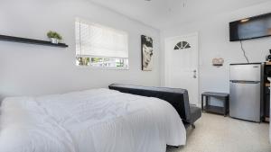 Postel nebo postele na pokoji v ubytování Small studio in Cape Coral close to many restaraunts