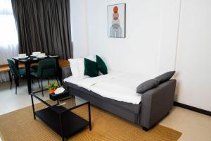 Camera piccola con letto e tavolo con tavolo di The Initial Residence a Singapore